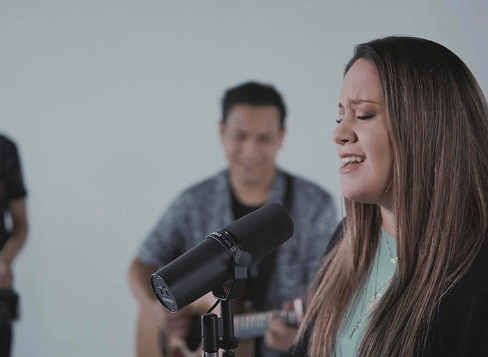 A un año de su exitoso lanzamiento, Twice Música comparte la alternativa acústica de QNSATL (Que No Se Apague Tu Luz). El proyecto, conformado por 8 canciones, cuenta con una edición presentada en Positive Vibes Only, la serie digital de los Grammy.