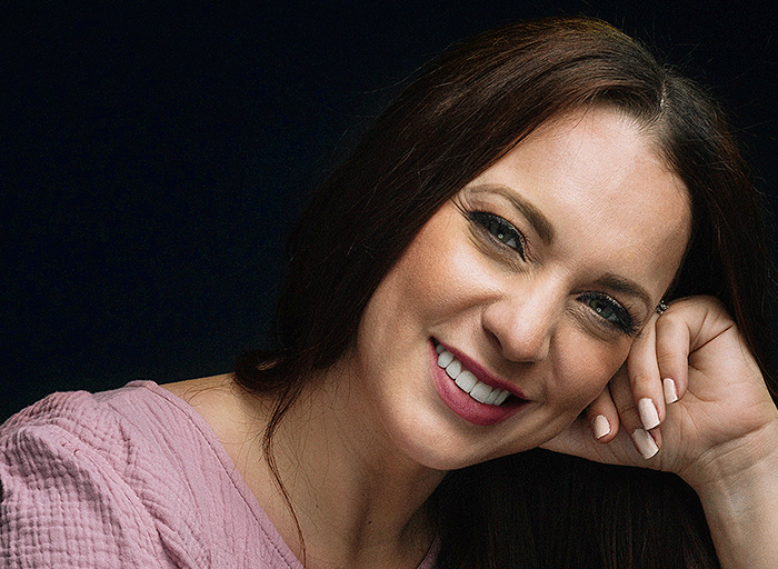 La cantautora y líder de adoración, Christine D’Clario, presenta un nuevo sencillo en compañía del ministerio venezolano Montesanto, "Corriente/Un día a la vez (medley)".