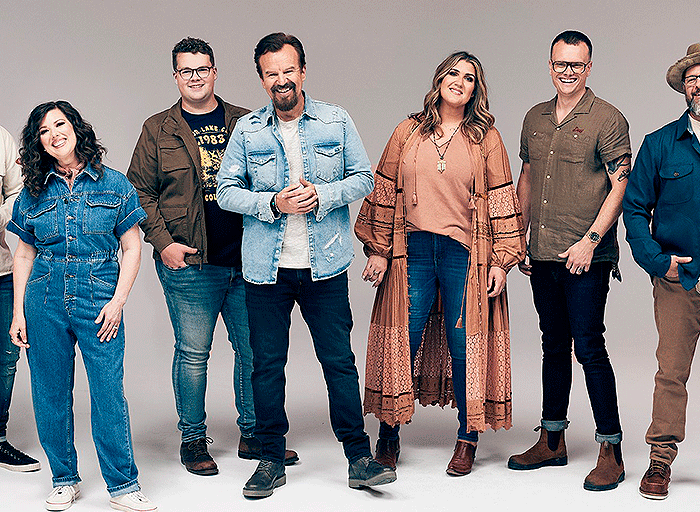 El grupo multiganador Casting Crowns se ha unido con CAIN para una nueva versión de "Desert Road".