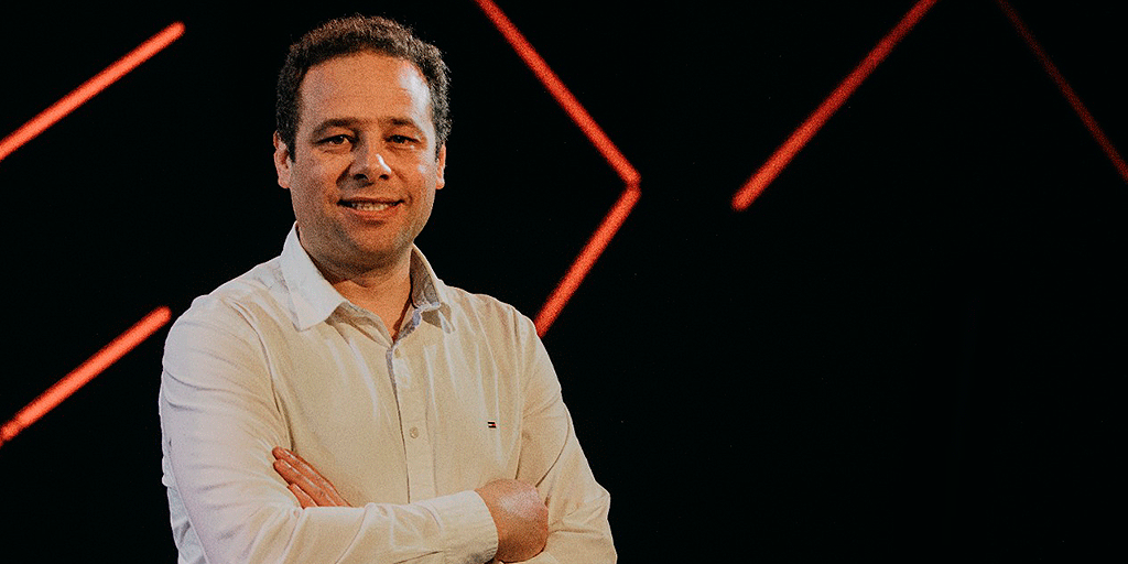 El pastor, líder y consejero colombiano Ernesto Parodi escribe y presenta un libro basado en la experiencia acumulada, durante muchos años; en el área del corazón, "Tu Complemento Perfecto".