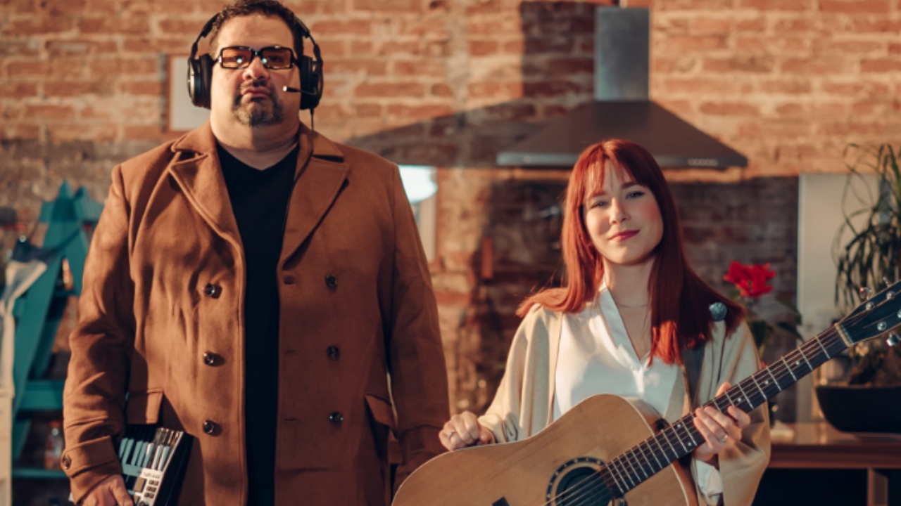 Al pie de la cruz, el nuevo material del dúo Mariannah y Diego