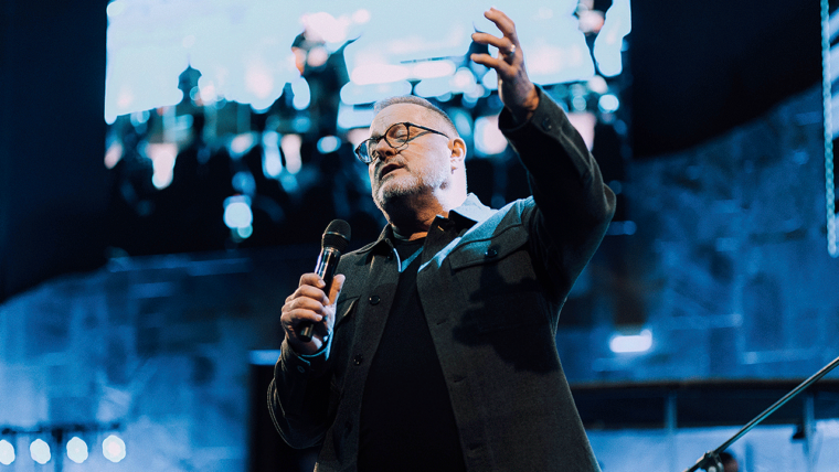 Planetshakers y Marcos Witt se unen para interpretar, En El Trono Estás