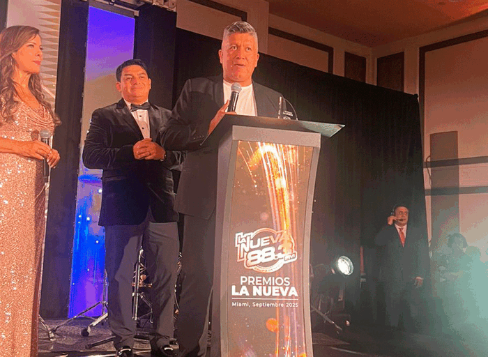 Tito Rojas recibe reconocimiento como Mejor Productor y Manager