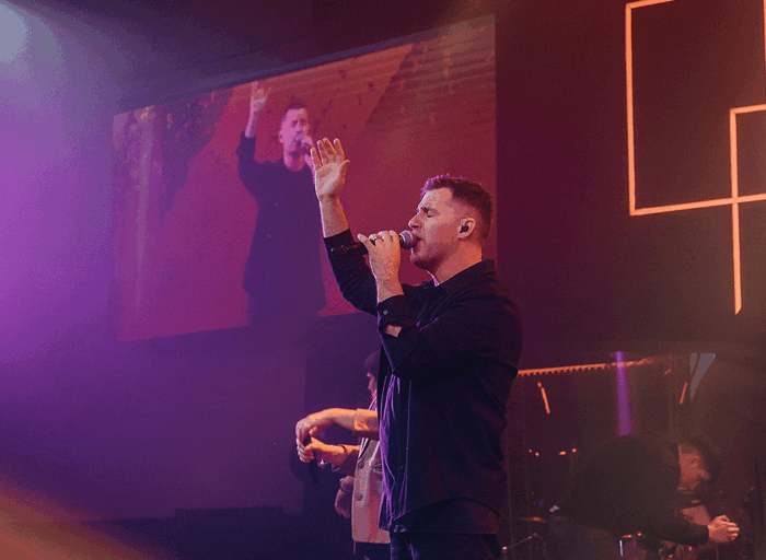 Toni Romero: Como en el cielo, su nuevo sencillo en vivo