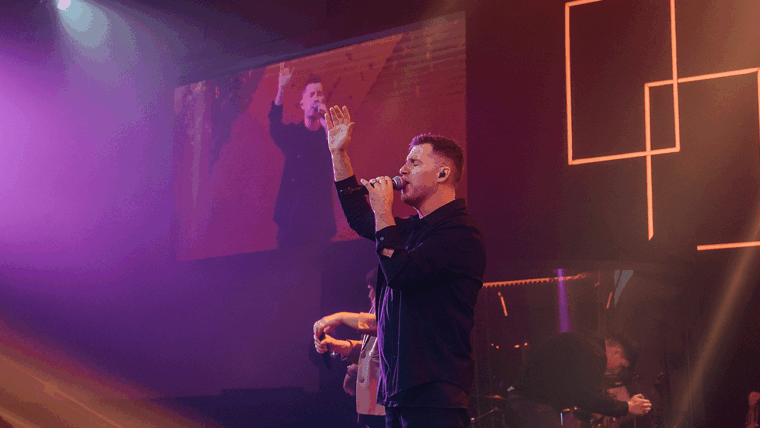 Toni Romero: Como en el cielo, su nuevo sencillo en vivo