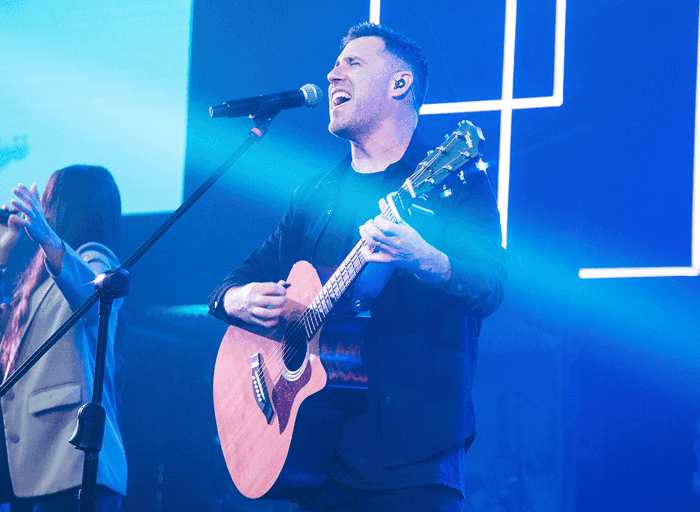 En tu nombre, con Toni Romero y Factor de Cambio