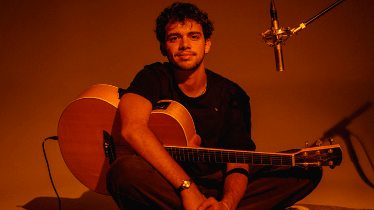 Enoc Parra lanza Espontáneo + Volvamos al inicio, un sencillo acústico