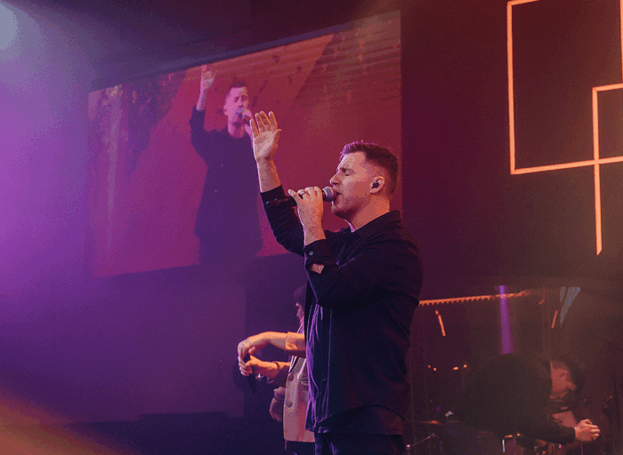 Toni Romero lanza A tus pies junto a Factor de Cambio