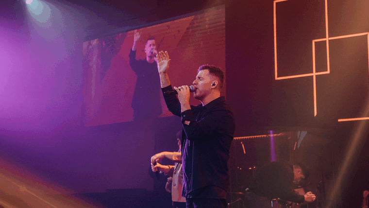 Toni Romero lanza A tus pies junto a Factor de Cambio