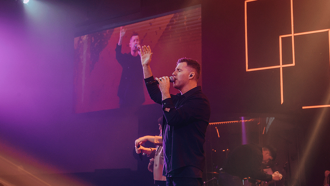 Toni Romero lanza A tus pies junto a Factor de Cambio