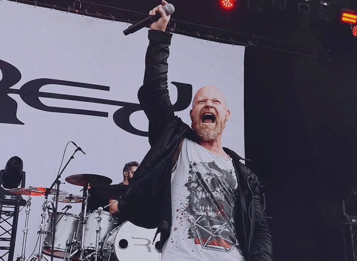 Michael Barnes de la banda RED en concierto