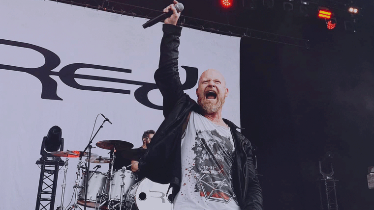 Michael Barnes de la banda RED en concierto