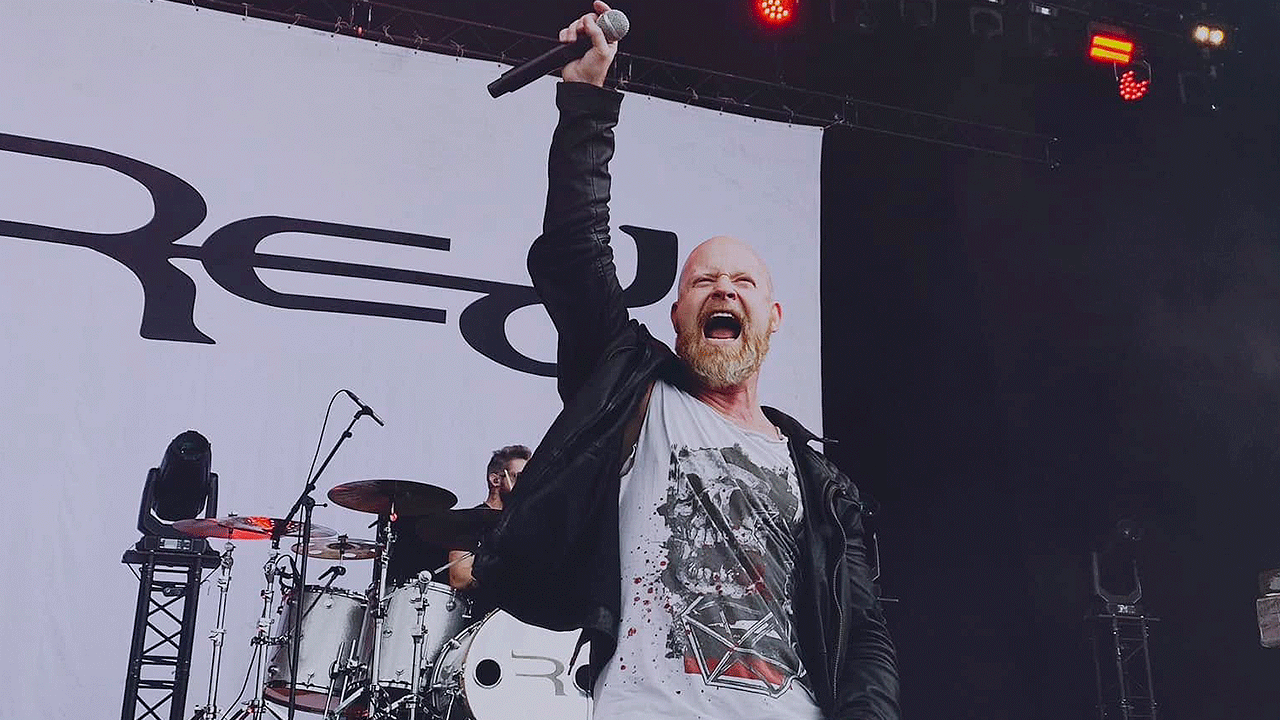 Michael Barnes de la banda RED en concierto
