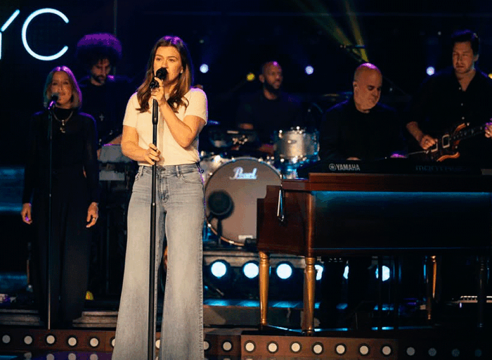 Kelly Clarkson hace la versión de Dare You to Move