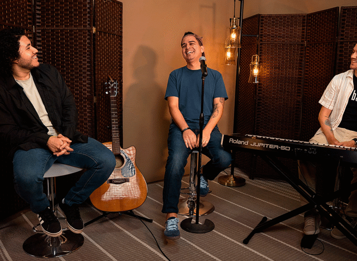 Les Guevara presenta «Te Entronamos (Acústico)»